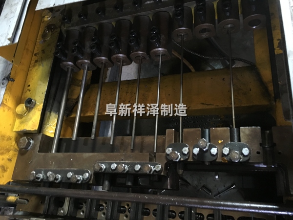 十聯(lián)沖床的內(nèi)部機(jī)構(gòu) 十聯(lián)沖床的內(nèi)部機(jī)構(gòu)